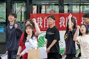 奥坎波斯喷被捅屁股：如果这种事发生在女足，我们知道会发生什么